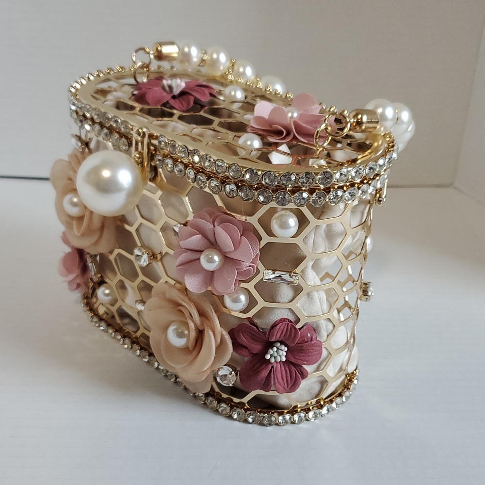 Elegant Floral Embellished Clutch